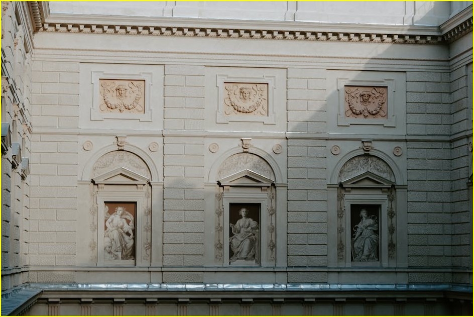 Fassade streichen: Experten-Guide für perfekte Ergebnisse & Spareffekte