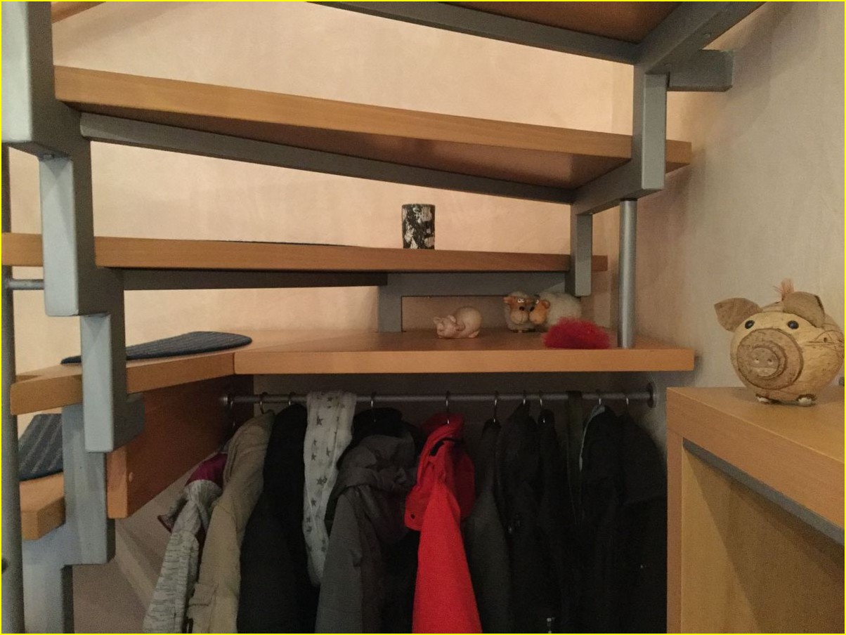 Garderobe unter Treppe: Clevere Raumlösung für ein aufgeräumtes Zuhause