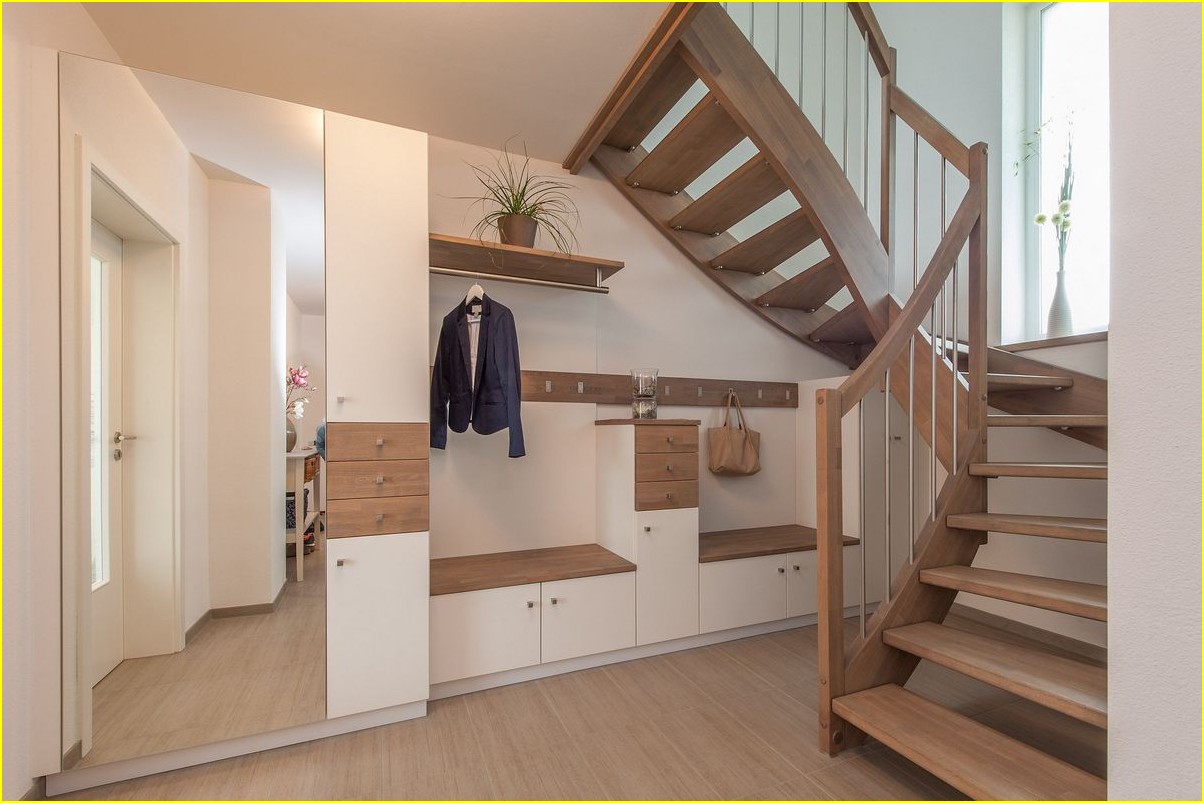 Garderobe unter Treppe: Clevere Raumlösung für ein aufgeräumtes Zuhause