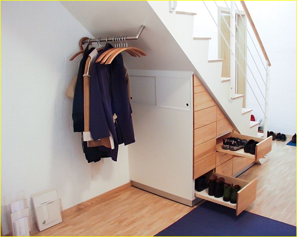 Garderobe unter Treppe: Clevere Raumlösung für ein aufgeräumtes Zuhause