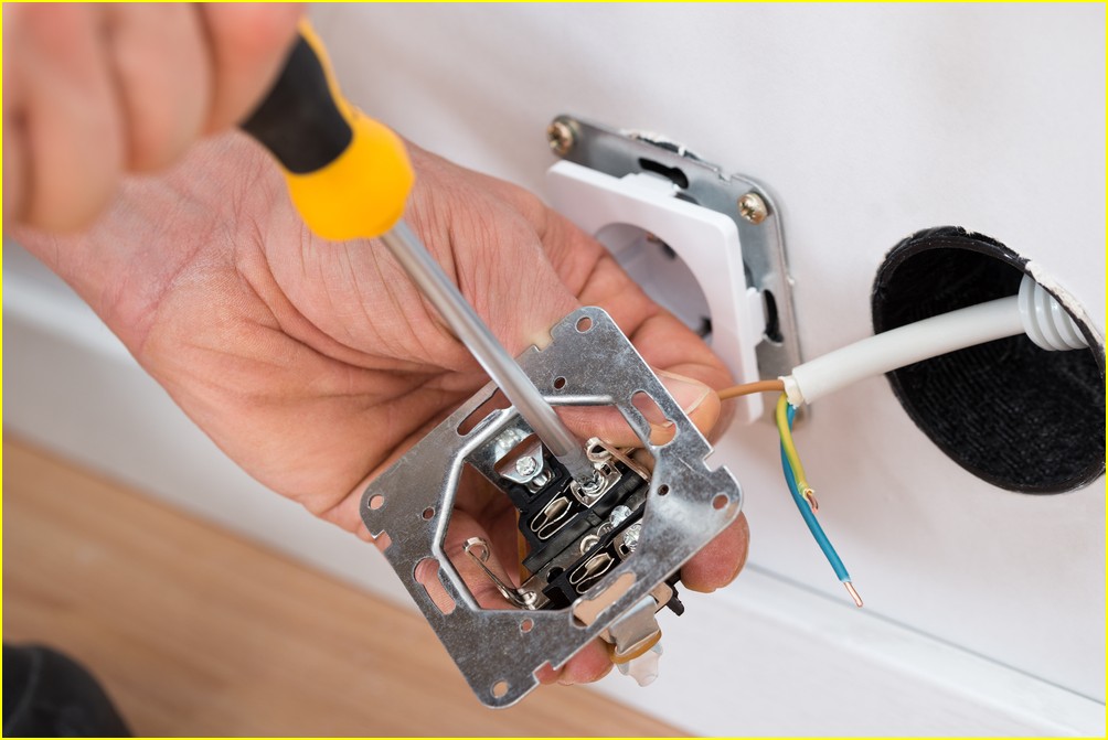 Kabel verlegen: Profi-Guide für sichere DIY-Elektroinstallationen () Kabel verlegen: Profi-Guide für sichere DIY-Elektroinstallationen